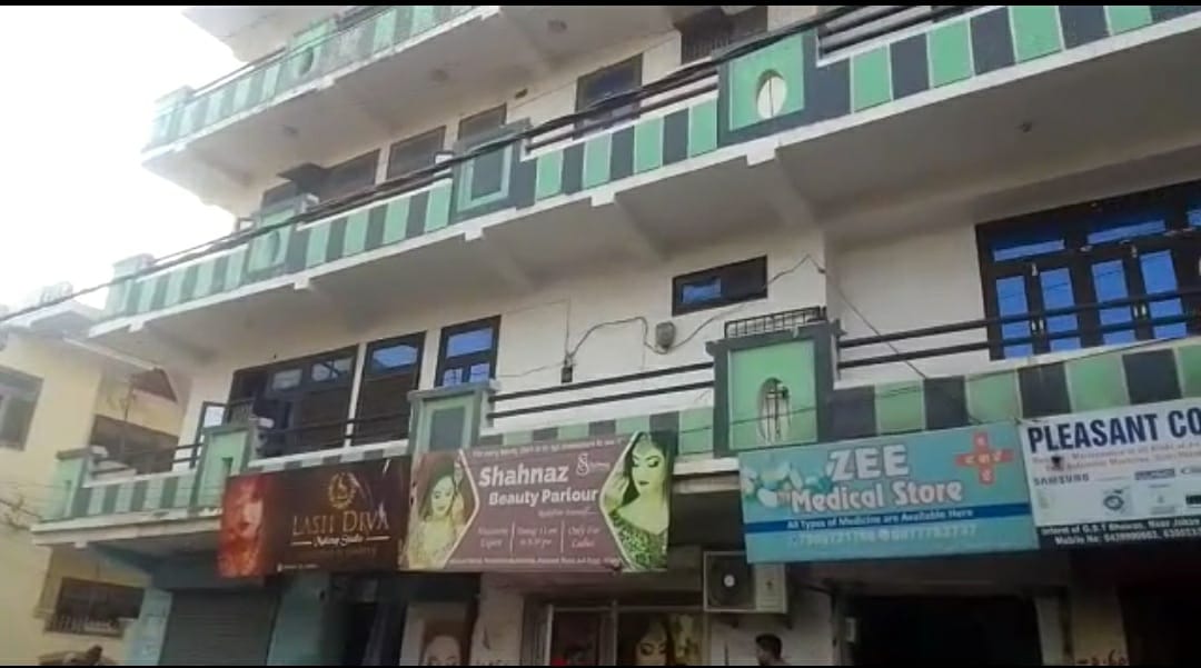 अलीगढ़ के अब्दुल्ला कालेज रोड़ पर अवैध अतिक्रमण पर गरजा नगर निगम का बुलडोजर