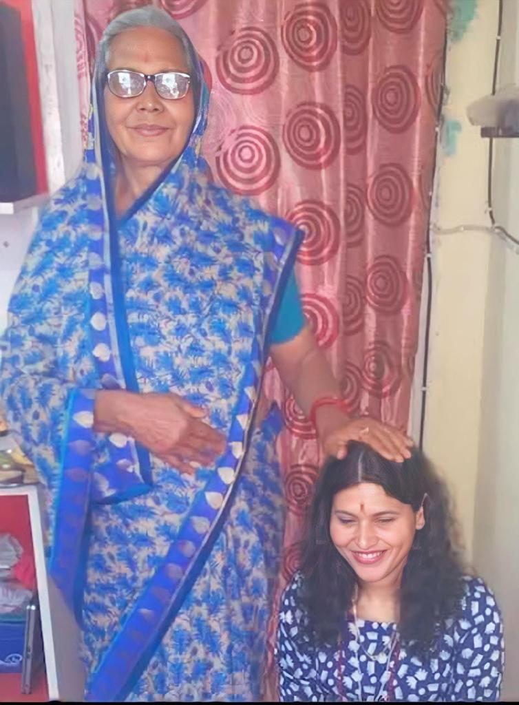 एडवोकेट गीतांजलि शर्मा ने माता प्रेमवती की पांचवी पुण्यतिथि पर गरीबों एवं मजदूरों को शाल व साड़ी बांटे