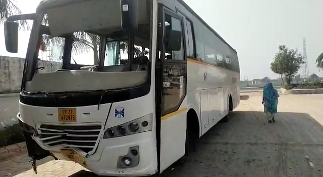 शाहजहांपुर में मेले से लौट रही टूरिस्ट बस पलटी, दो दर्जन घायल