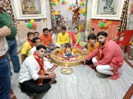 लड्डू गोपाल जी को पंचामृत अभिषेक के बाद लगाया 17वां छप्पन भोग