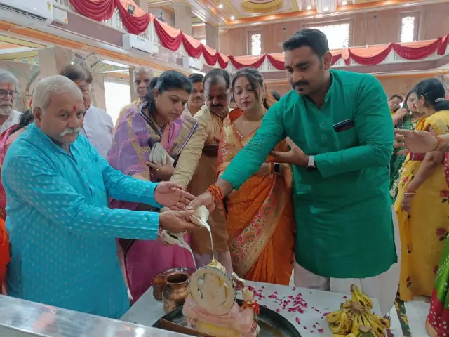 श्री वार्ष्णेय मंदिर में हुआ गणपति बप्पा का दुग्धाभिषेक