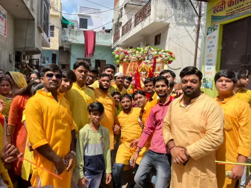 गणेश चतुर्थी के अवसर पर निकाली शोभायात्रा