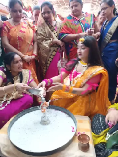 राधारानी जन्मोत्सव पर राधेश्याम गुप्ता स्क्रेप परिवार किया दुग्धाभिषेक