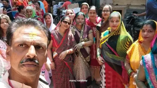 देवी वाली गली परिवार ने निकाली प्रभात फेरी