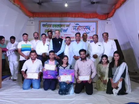 खिरनी गेट स्थित जैन मन्दिर में मेंधावी छात्र-छात्रा अलंकरण व व्रती सम्मान समारोह किया आयोजित