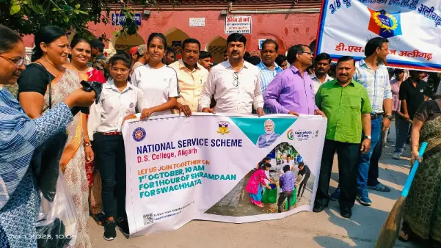 शिक्षकों व स्वयंसेवकों ने डीएस कॉलेज में झाड़ू लगाकर की साफ-सफाई