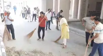 स्वच्छता ही सेवा पखवाड़ा के तहत कलेक्ट्रेट में डीएम की अगुवाई में प्रशासनिक अधिकारियों ने किया एक घंटे श्रमदान