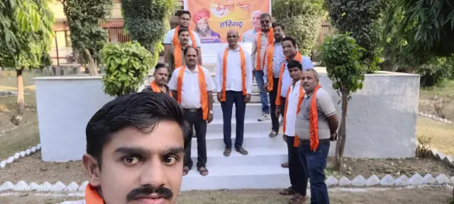 करणी सेना द्वारा किया गया गांधी व शास्त्री प्रतिमाओं पर माल्यार्पण