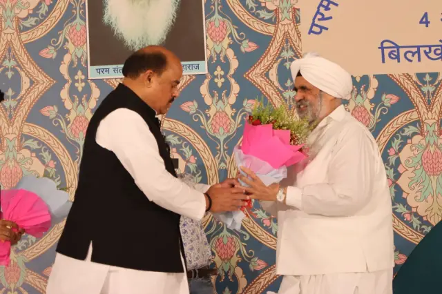 पूर्व कैबिनेट मत्री ठाकुर जयवीर सिंह ने संत राजिन्दर सिंह का गुलदस्ता देकर किया स्वागत