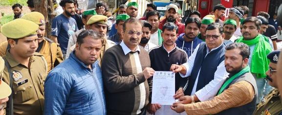 किसानों के समर्थन में भारतीय किसान यूनियन सुनील का रामघाट रोड पर उग्र प्रदर्शन