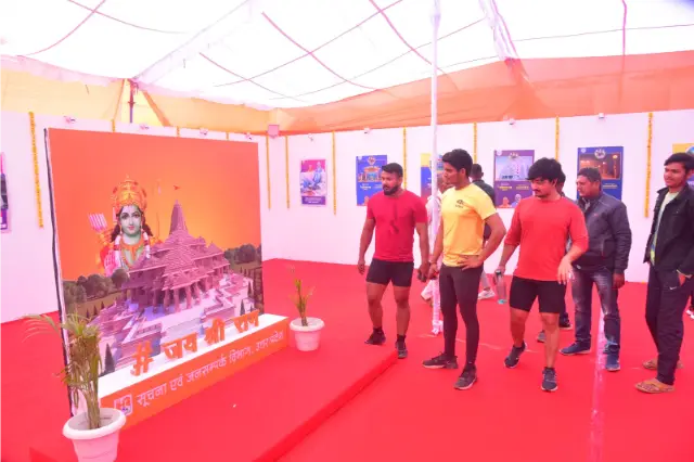 चित्र प्रदर्शनी में भगवान श्रीराम मंदिर का सेल्फी प्वाइंट करा रहा अयोध्याधाम की अनुभूति