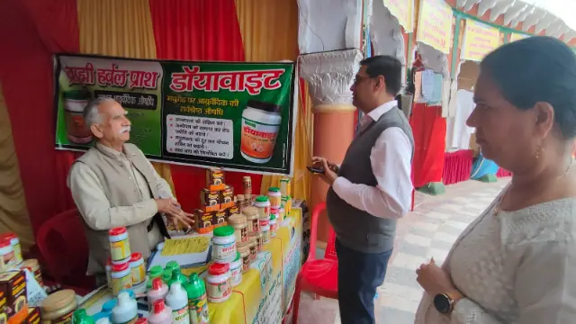 उप्र खादी तथा ग्रामोद्योग बोर्ड द्वारा ग्रामोद्योग प्रदर्शनी का किया जा रहा आयोजन