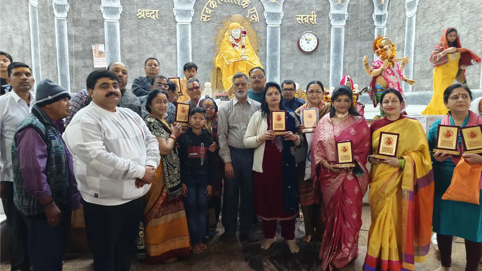 श्री साई मंदिर गौशाला वृद्ध आश्रम का भव्य मंदिर के निर्माण में सभी सहयोगियों का एक प्रतीक चिन्ह देकर किया सम्मानित