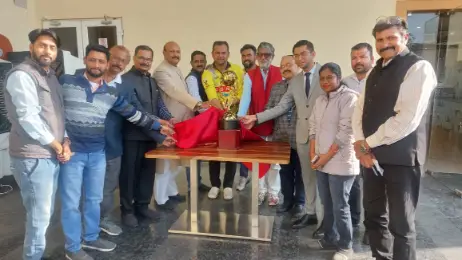 डेफ क्रिकेट टीम को दी जाने वाली क्रिकेट ट्रॉफी का हुआ अनावरण