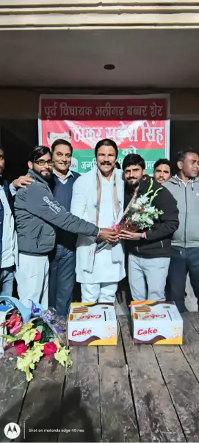 पूर्व विधायक छर्रा ठा.राकेश सिंह का जन्मदिन भाकियू भानु ने केक कटवाकर मनाया