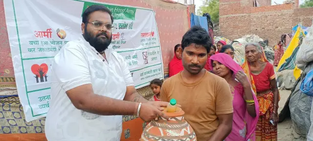 रोबिन हुड आर्मी संस्था का मुख्य उद्देश्य विवाह शादी व अन्य आयोजन में बचे हुए भोजन को गरीबों में बांटना