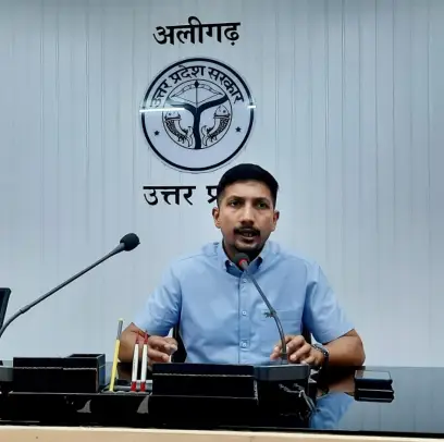 निर्बाध विद्युत आपूर्ति सुनिश्चित करने के लिए जिलाधिकारी ने विद्युत अधिकारियों के साथ की बैठक