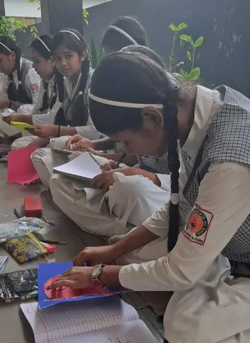 मदर्स डे पर विद्यार्थियों ने बनाए ग्रीटिंग कार्ड
