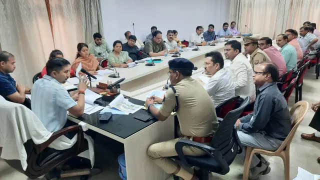डीएम की अध्यक्षता में जिला सड़क सुरक्षा समिति की बैठक संपन्न