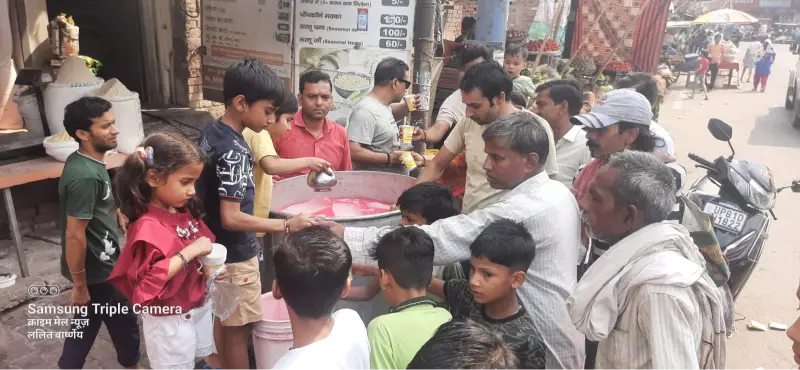 गंगा जन्मोत्सव के उपलक्ष में दुबे के पड़ाव पर किया शरबत वितरण