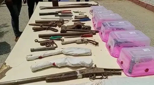 पुलिस ने तमंचा बनाने की फैक्टी पकड़ी, दो गिरफ्तार