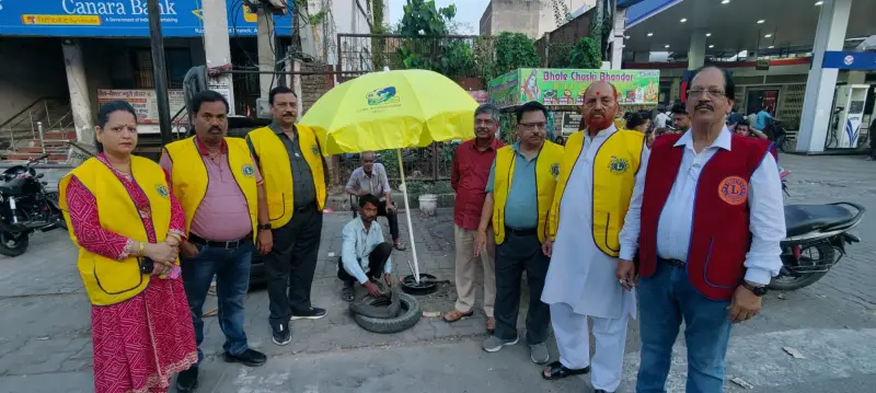 लायन्स क्लब अलीगढ़ सिटी ने छाता वितरण किया