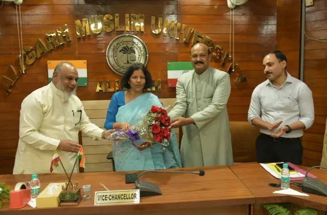 अमुवि ओल्ड बॉयज एसोसिएशन ने फूलों का गुलदस्ता भेंट कर नवनियुक्त एएमयू कुलपति प्रोफेसर नईमा खातून को दी बधाई