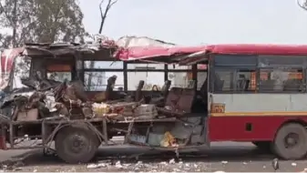 अलीगढ़ डिपो ट्रक में घुसी, 5 महिलाओं की मौत:12 लोग घायल
