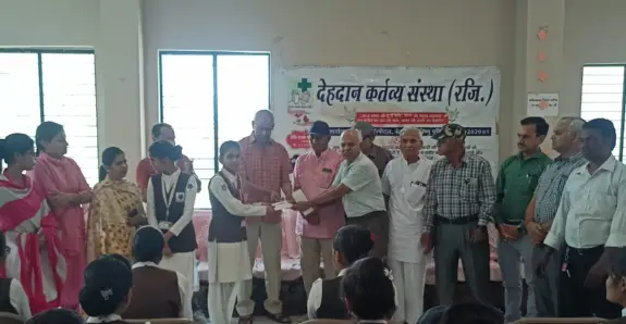 गरीब छात्रों को बांटी स्कॉलरशिप साई मैडिकल कॉलेज में