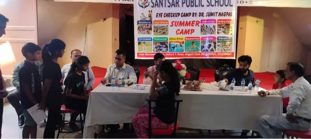 संतसार पब्लिक स्कूल में ग्रीष्मकालीन शिविर के दौरान लगाया गया आखों और दातों शिविर