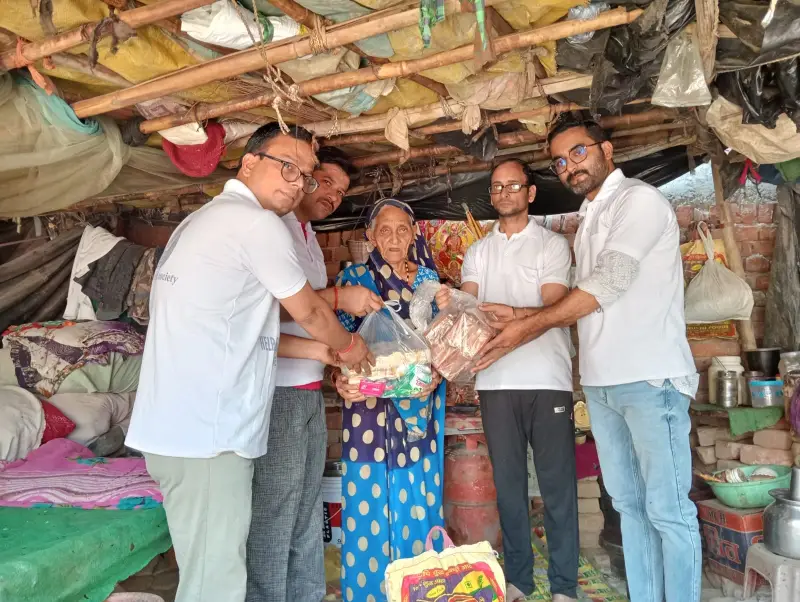 हेल्प फॉर फ्यूचर संस्था ने असहाय बुजुर्ग महिला को राशन देकर की मदद