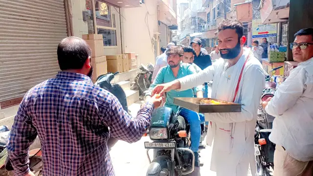 समाजवादी पार्टी की प्रदेश में जीत पर बंटी मिठाई