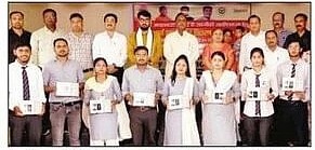 छात्रों को बांटे टैबलेट