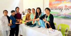 अलीगढ हेल्पलाइन संस्था ने कराई मेंहदी प्रतियोगिता
