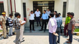 डीएम ने आरटीओ ऑफिस और ट्रेनिंग सेंटर पर की छापेमारी, नौ दलाल पकड़े