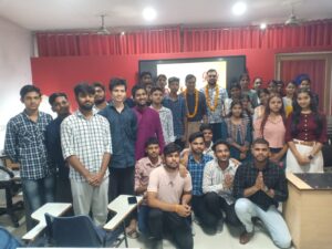ज्ञान कोचिंग इंस्टीट्यूट में केक काटकर धूमधाम के साथ मनाया, गुरु पूर्णिमा का पर्व