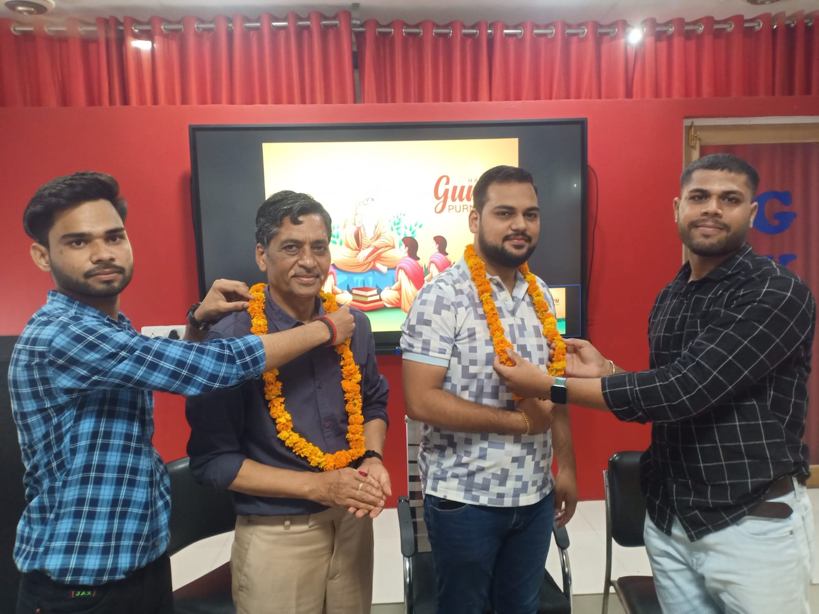 ज्ञान कोचिंग इंस्टीट्यूट में केक काटकर धूमधाम के साथ मनाया, गुरु पूर्णिमा का पर्व