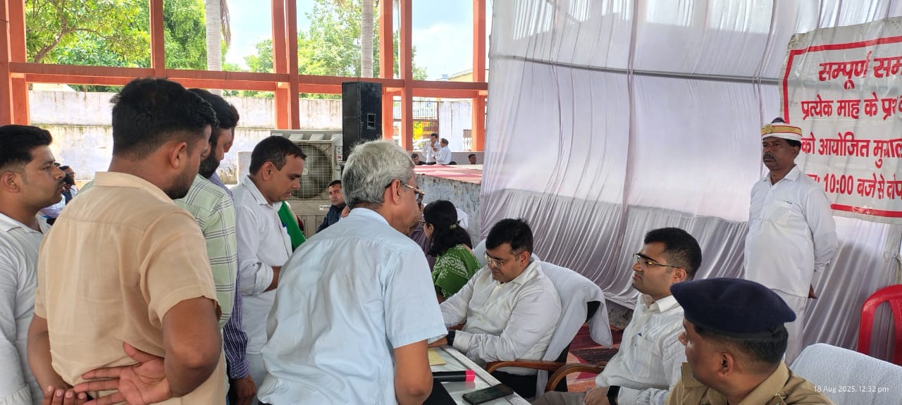 प्राथमिक समस्याओं को समय पर निस्तारण करने के जिलाधिकारी ने अधिकारियों को दिए निर्देश