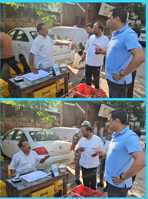 फुटपाथ पर अवैध दूध कारोबार का नगर आयुक्त ने किया भंडाफोड़
