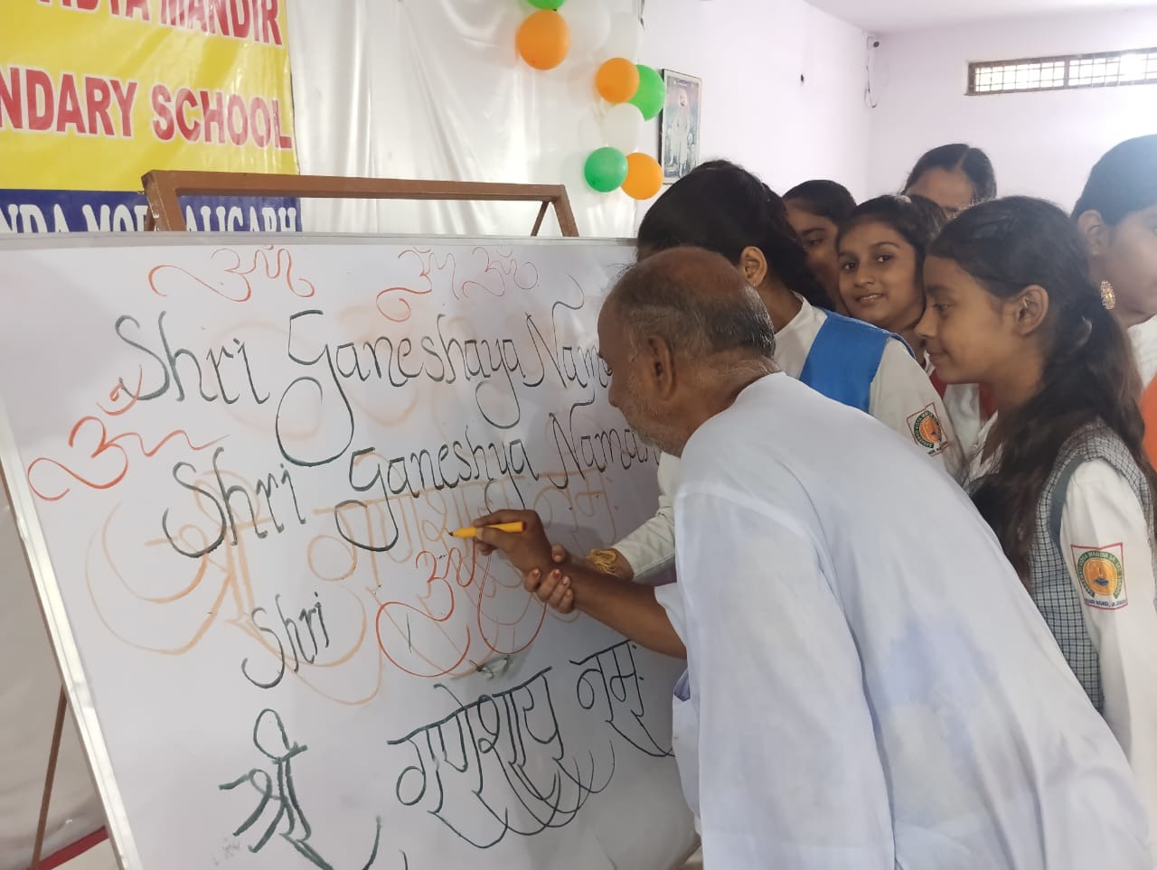 सरस्वती विद्या मंदिर में बच्चों के लिए कैलीग्राफी कार्यशाला हुई आयोजित