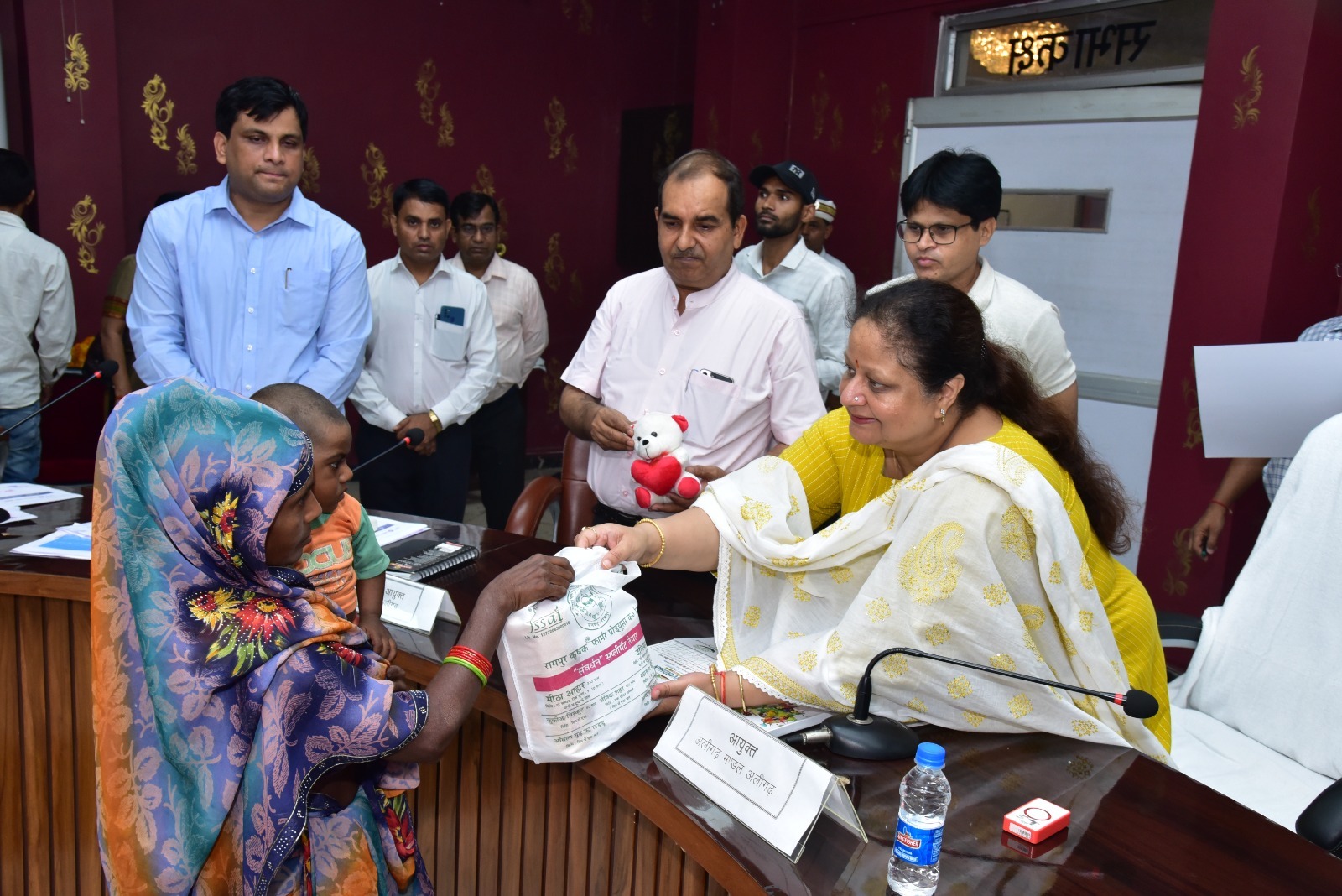 कमिश्नर संगीता सिंह ने 50 गंभीर कुपोषित (सैम) बच्चों को वितरित की पोषण संवर्धन किट