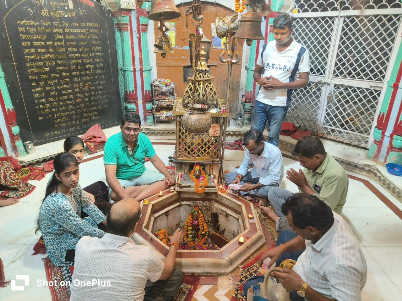 अचलेश्वर महादेव मंदिर में बुध प्रदोष पर शिवशंकर के रुद्राभिषेक व श्रृंगार का किया गया आयोजन