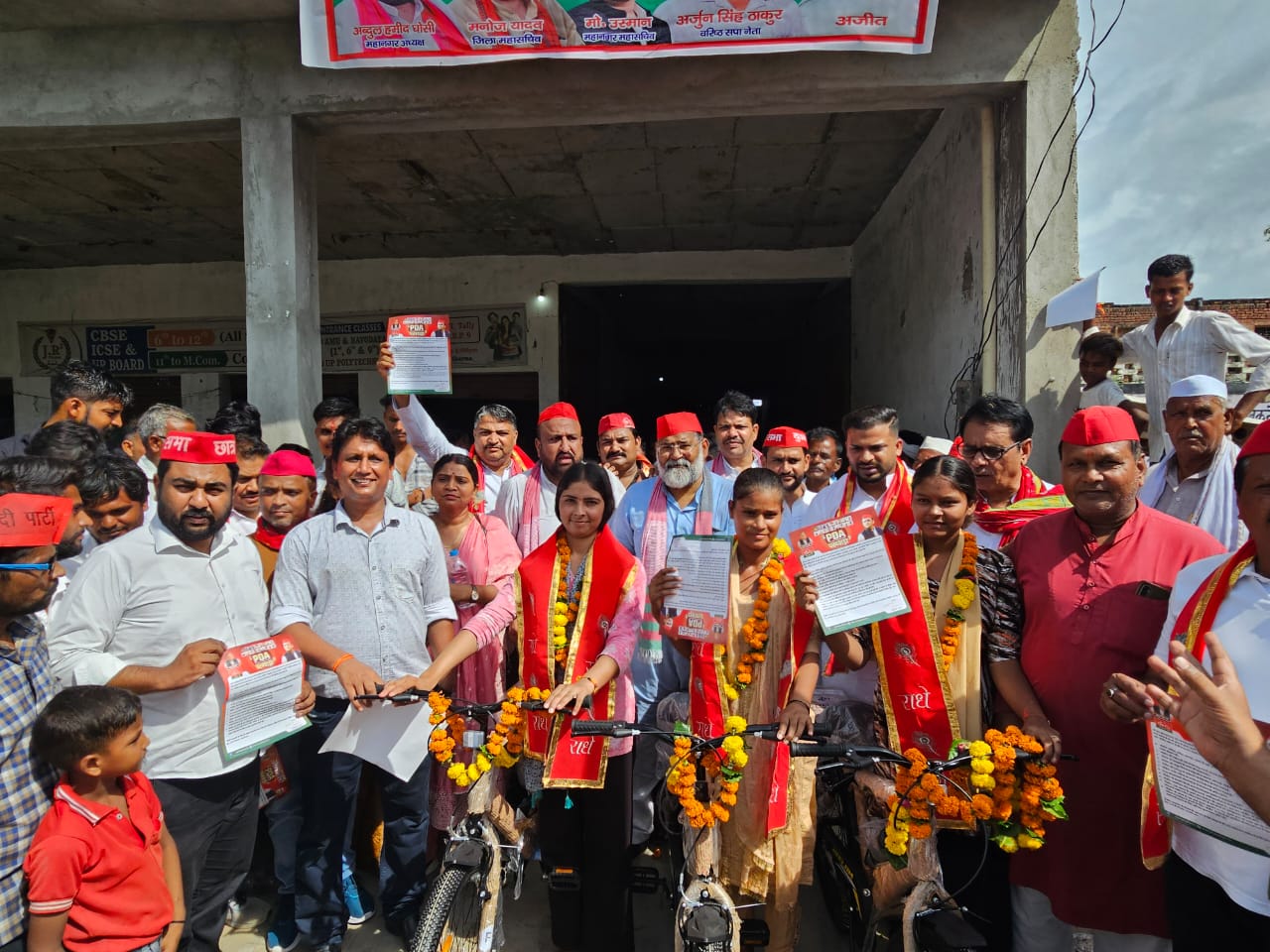समाजवादी पार्टी की PDA पंचायत के दौरान तीन मेधावी छात्राओं को भेंट की साइकिल