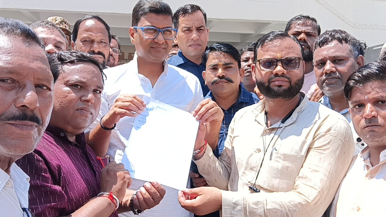 झलकारी बाई की प्रतिमा स्थापना को लेकर कोरी समाज ने मेयर को सौंपा ज्ञापन