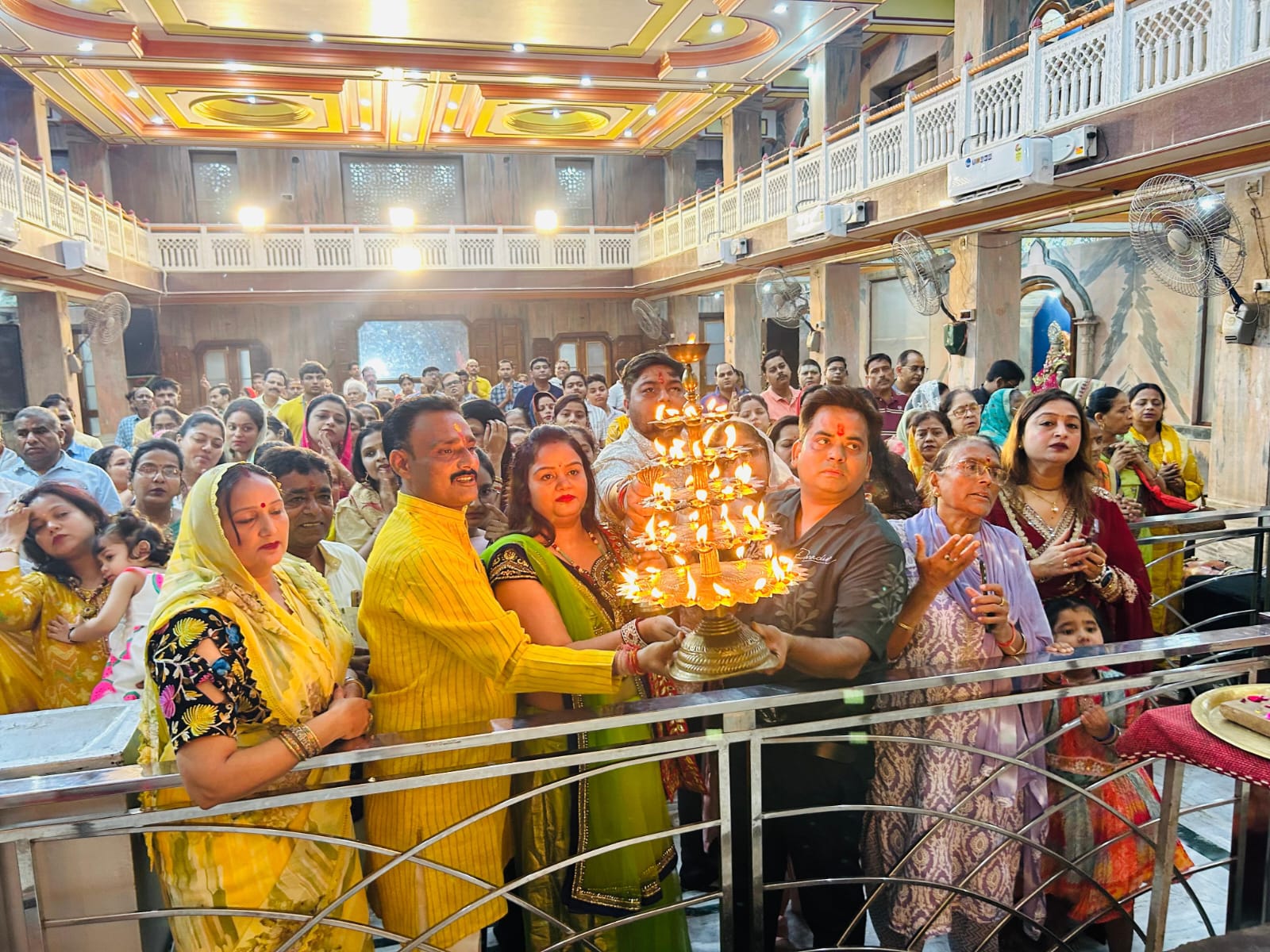 श्री वार्ष्णेय मंदिर परिसर में कान्हा की छठी पूजन कार्यक्रम में उमड़ा भक्तों का जनसमूह