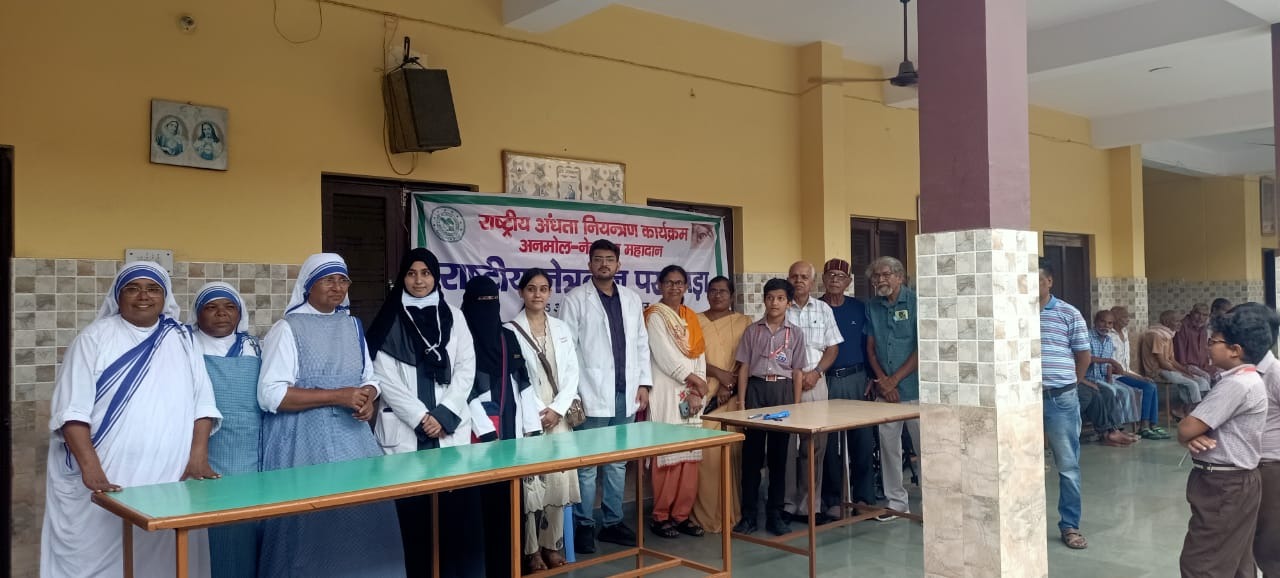 मदर टेरेसा दिव्यांग आश्रम में नेत्रदान पखवाड़ा के अन्तर्गत नेत्र परीक्षण कर वितरित की दवाइयां