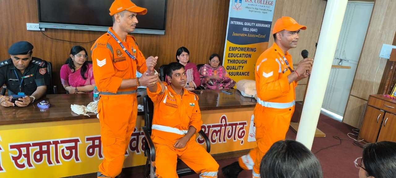 धर्म समाज महाविद्यालय में एनडीआरएफ ने आपदा जागरूकता कार्यक्रम किया आयोजित