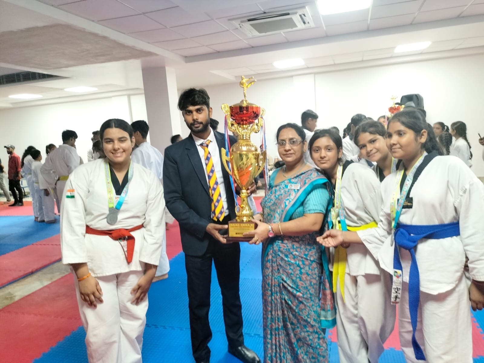 रेडिएंट स्टार्स इंग्लिश स्कूल ने जीती कराटे चैंपियनशिप की ट्रॉफी