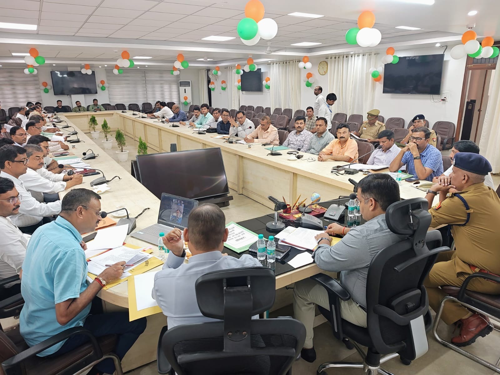 सीएम युवा उद्यमी विकास योजना में लापरवाही पर बैंकर्स को डीएम की सख्त चेतावनी