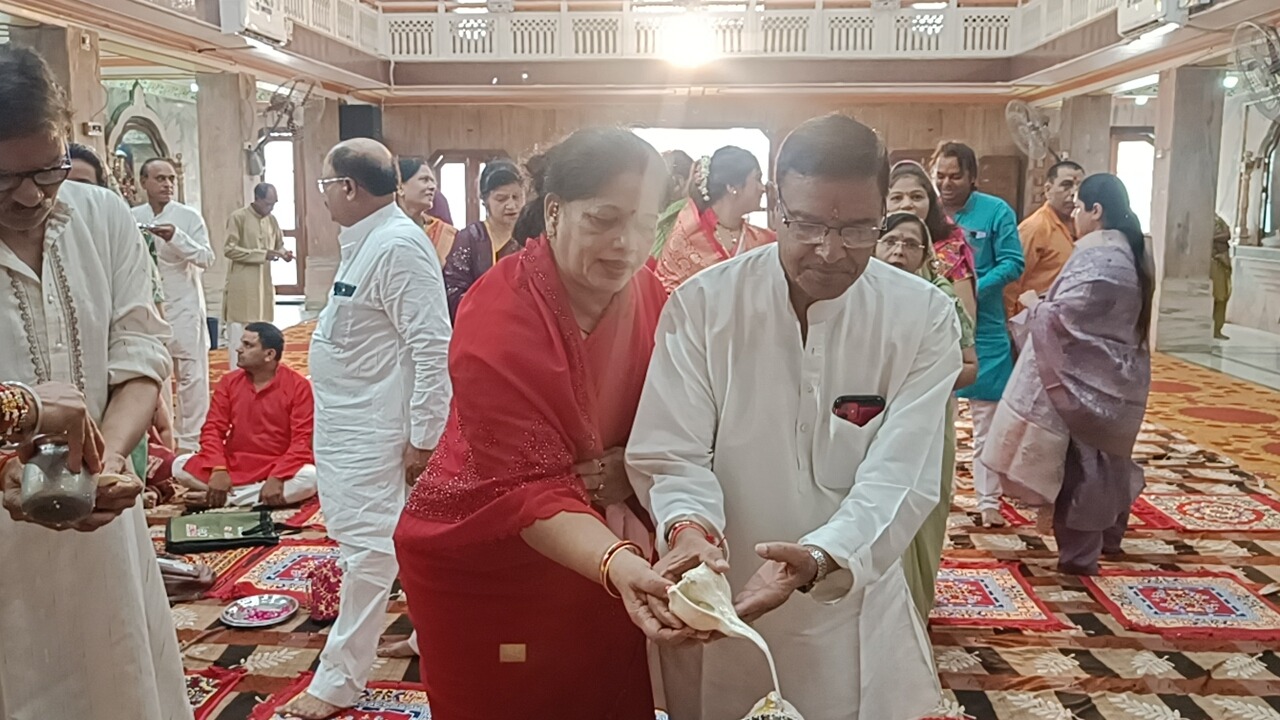 श्री वार्ष्णेय मंदिर में गणेश चतुर्थी कार्यक्रम का दुग्धाभिषेक से किया शुभारंभ